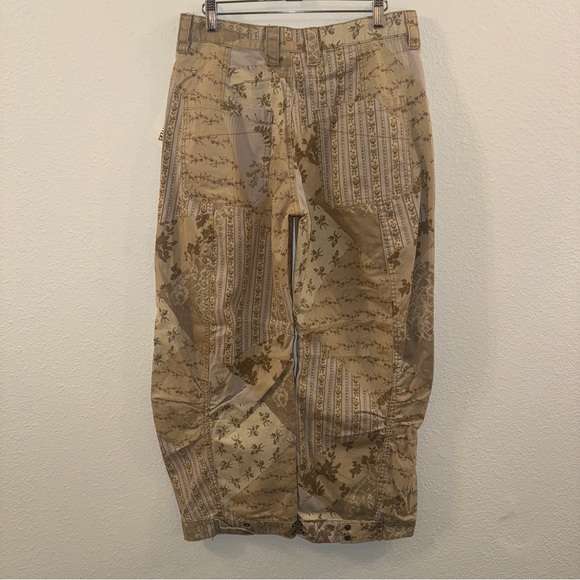 Elise Barrel Leg Pant In Floral from Urban Outfitters. - Picture 6 of 9